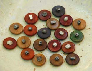 botones de olivo y metal