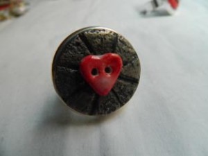 Sant Jordi 2015 anell amb boto de ceramica forma de cor sobre boto metálic